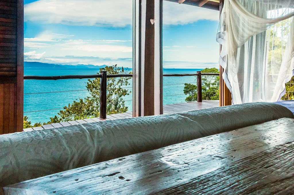 Casa de luxo com piscina e natureza em Ilhabela