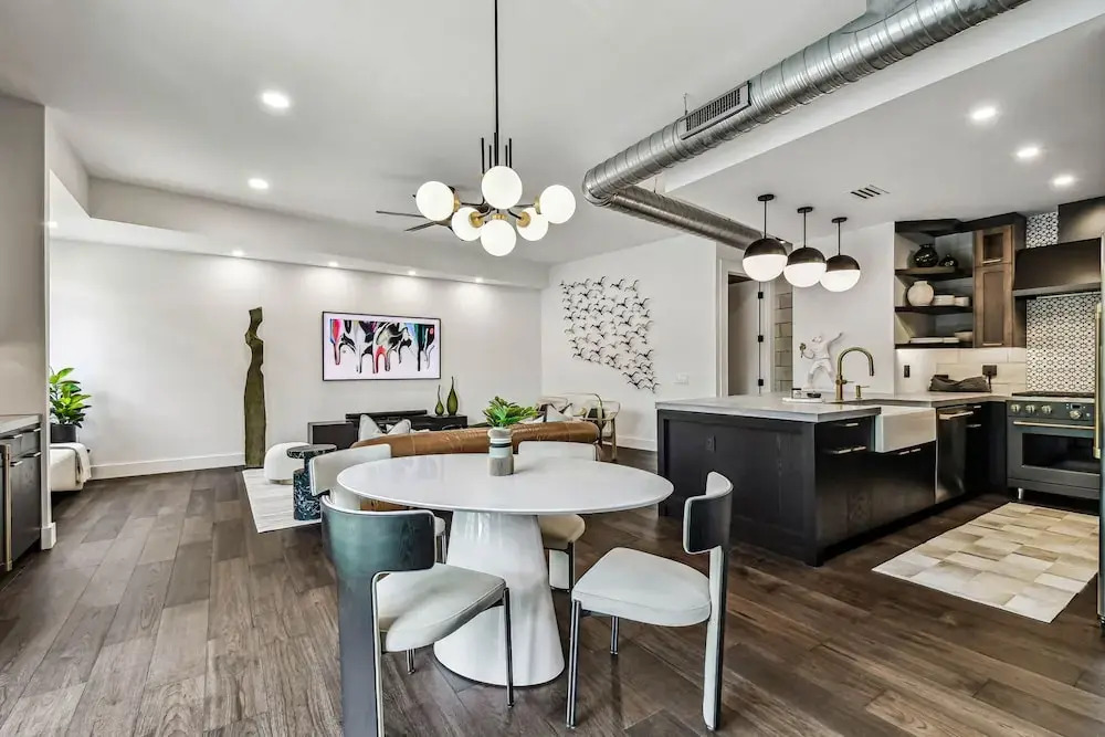 NEW The Strata Barn - Luxury Hyde Park Townhome