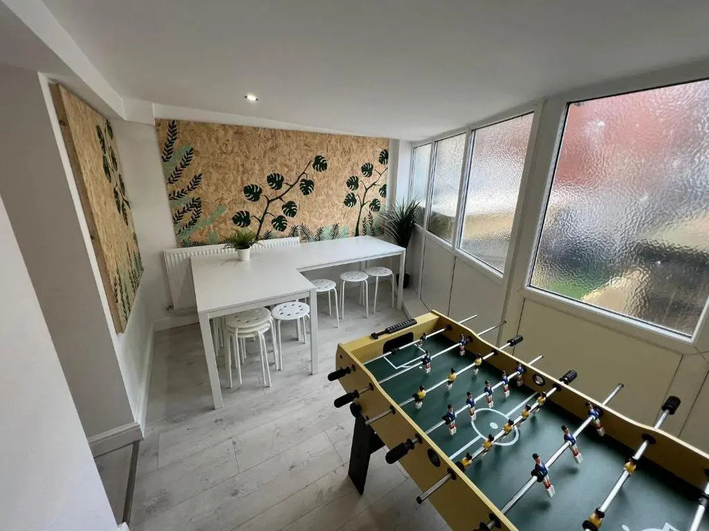 Tropical Apartment, 10 min from Blackpool tower, outside space, sleeps 12