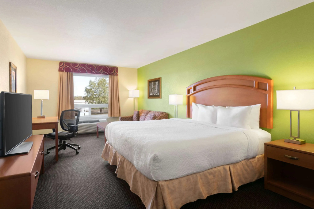 Days Inn & Suites by Wyndham Thompson