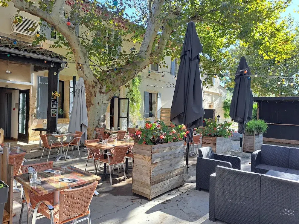 Logis Hotel Restaurant Les Platanes