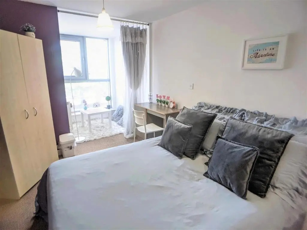 Large 3 Bedrooms in Liverpool City Centre, Free Parking