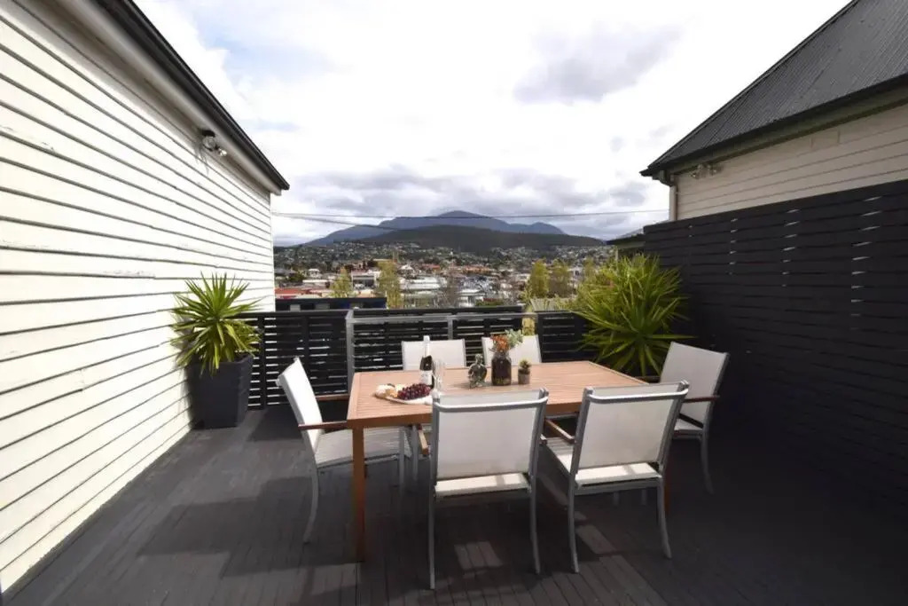 Best Location in Hobart! Luxury 4 bedroom with stunning views
