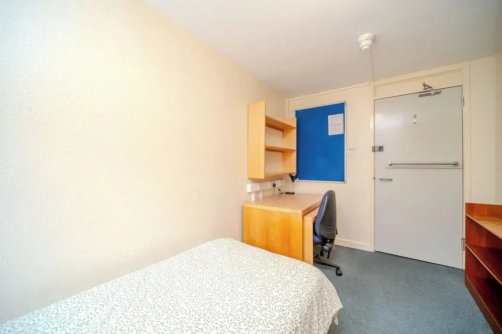 JOIVY Budget 4,5 and 6 bed private flats, in Historic Old Town - Adults Only