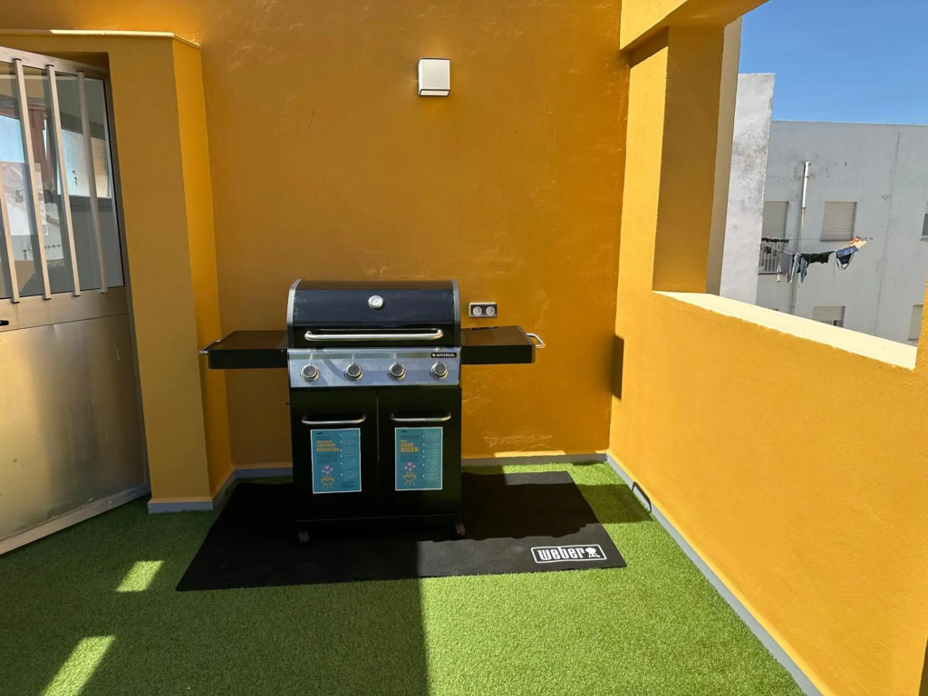 Central 2 bedrooms apartment with patio