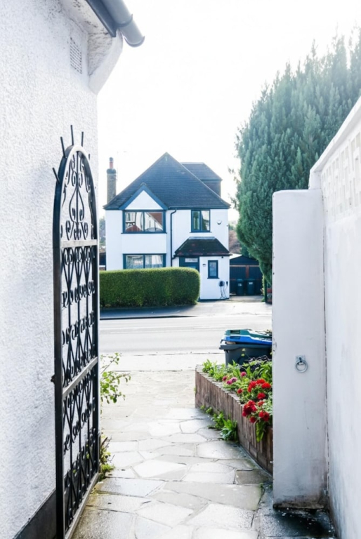 Serviced Accom Sleeps 8 - Near London, Parking