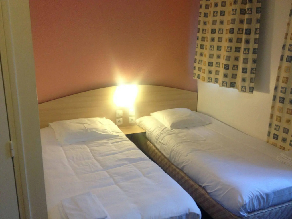 Hotel César climatisation dans la majorité des chambres Centre-ville Gare Charleville-Mézières