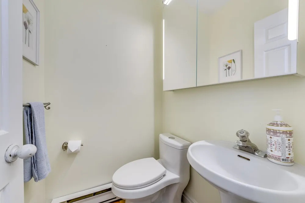 Newly Decorated 2BR Yorkville Home