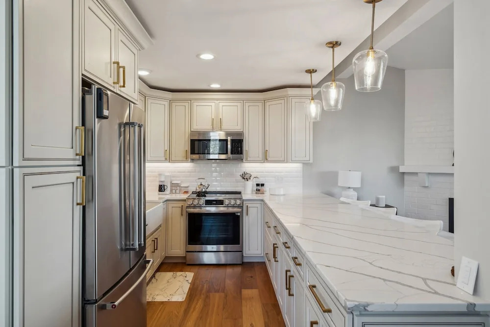 Elegant 4-season Lake Geneva Condo w/ Fireplace!