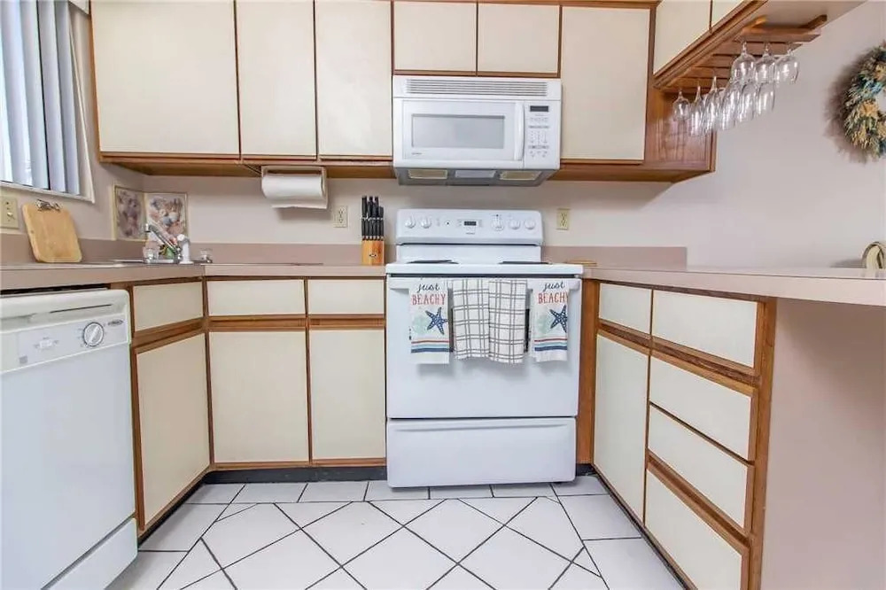 Hibiscus 201J - Two Bedroom Condo