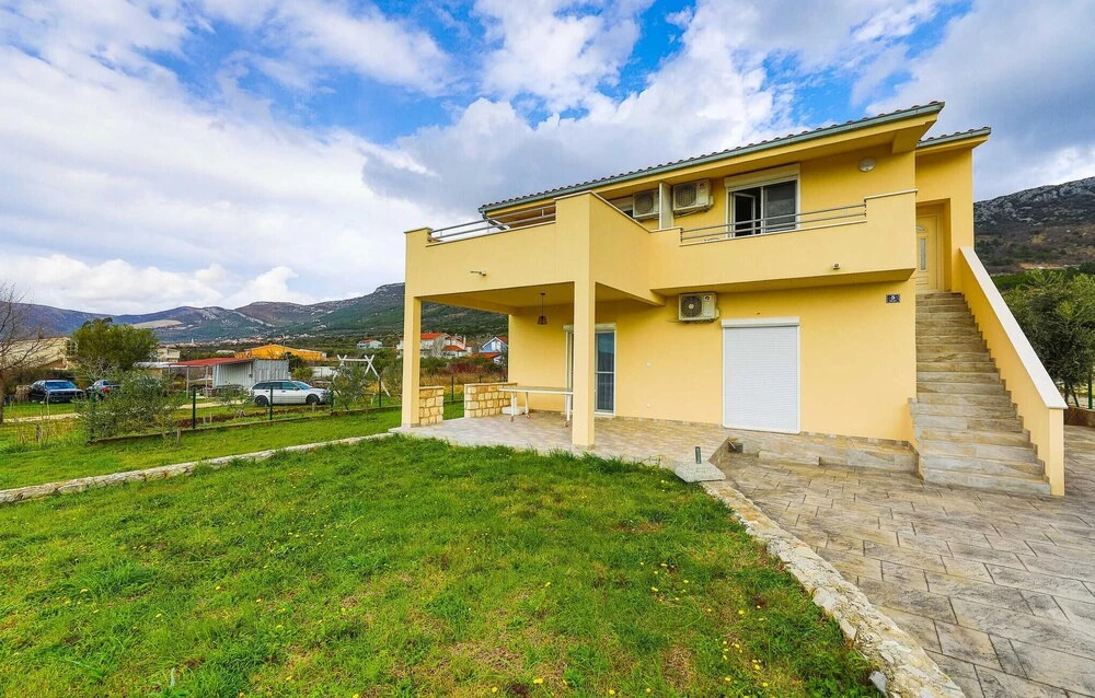 Beautiful Apartment in Kastel Luksic With 1 Bedrooms and Wifi
