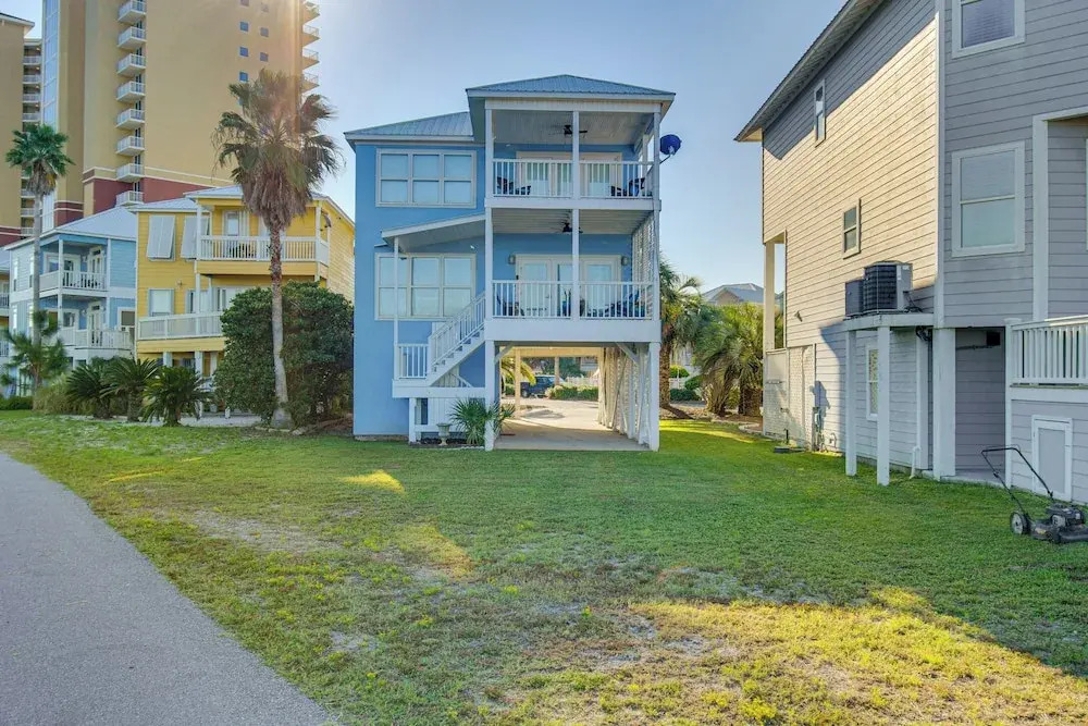 Walk to Beach: Home w Pool Access in Gulf Shores