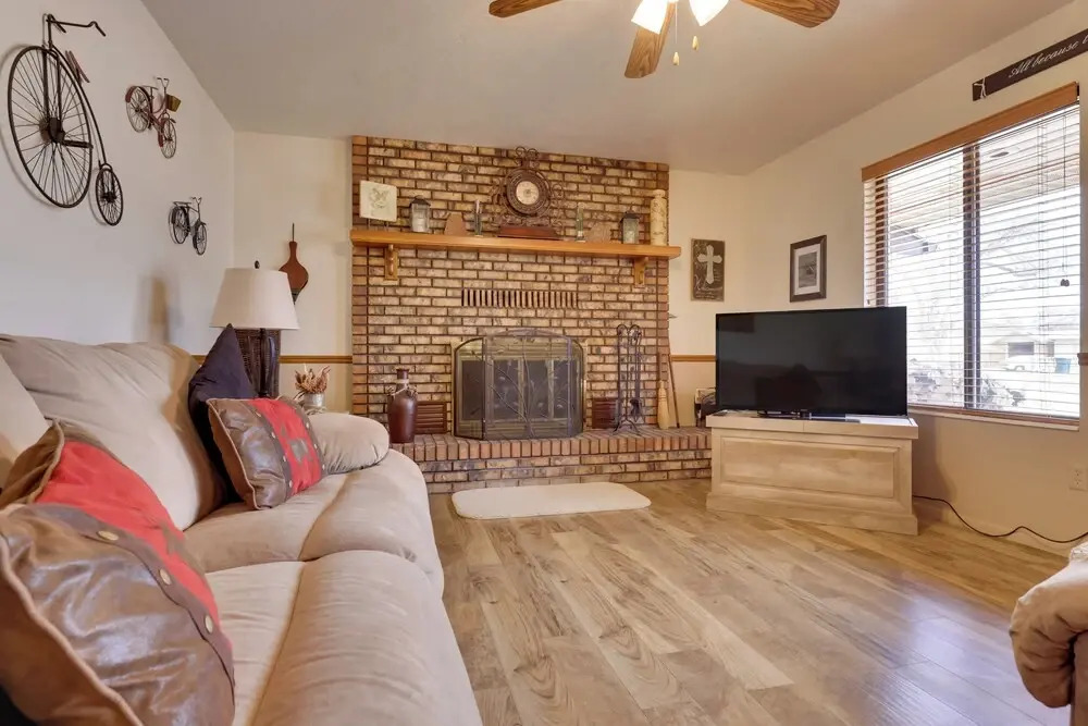 Parowan Escape With 2 Game Rooms, Deck & Yard!