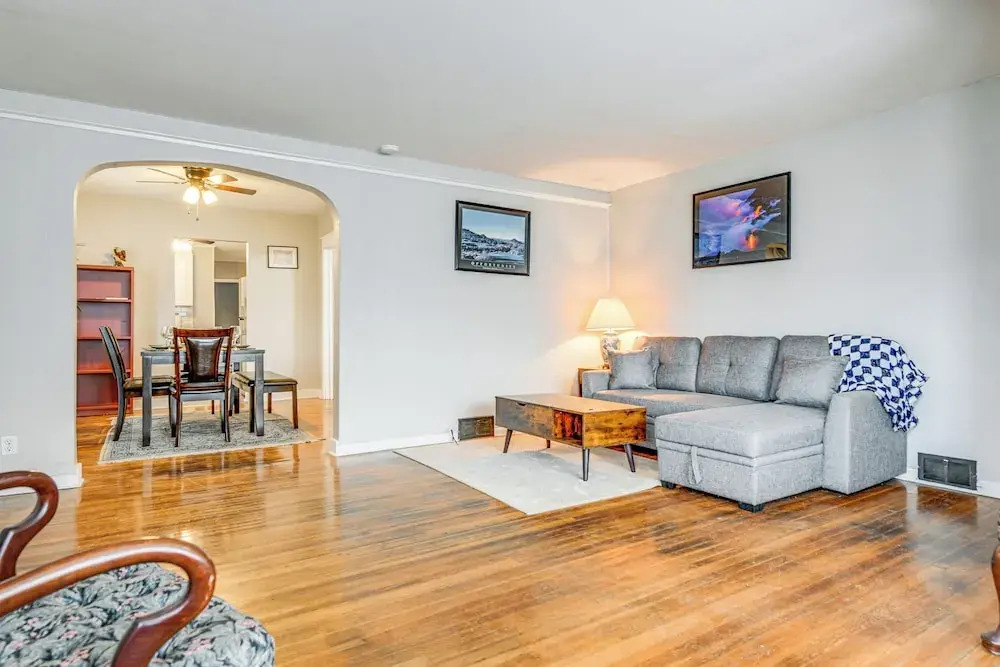 6 Mi to Dtwn Attractions: Buffalo Apartment!