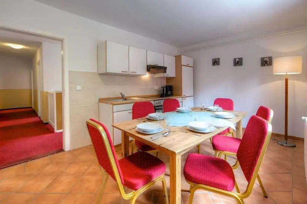 Hotel Garni Jagdschloss Waldsee mit Frühstücksbuffet & Schlossküche für Selbstversorger