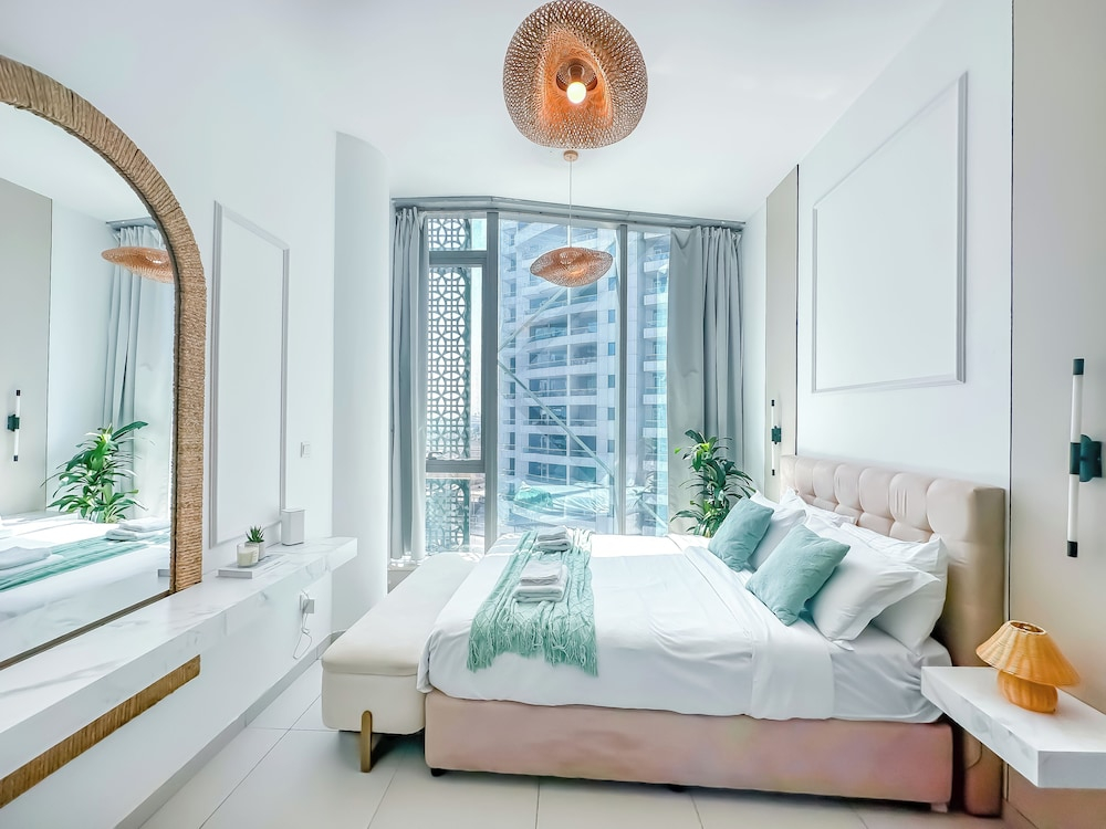 Amazing Roof Top Pool in Nice 1 BHK Flat