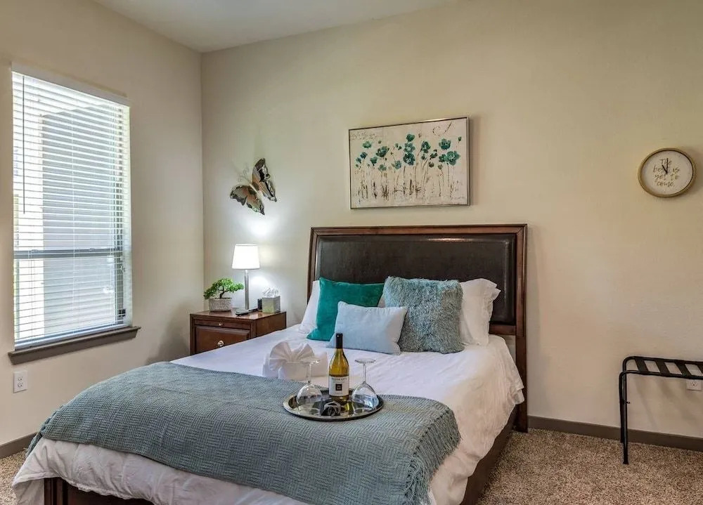 Upscale Condo Close to Downtown - Parking Included