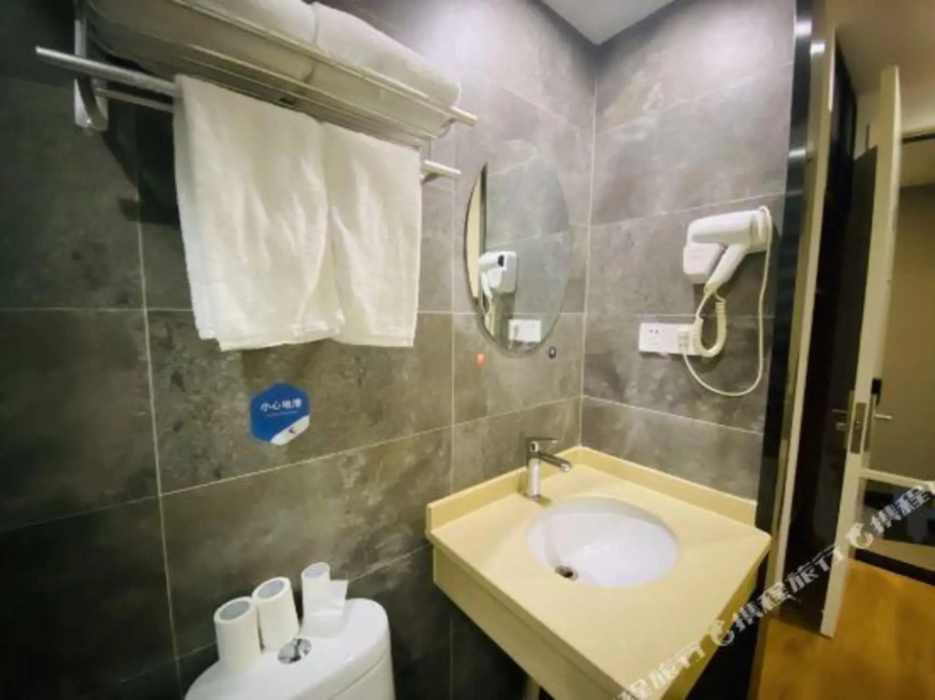 Shanghai Hongqiao International Exhibition Center  99 Xinbiao Selected Hotel