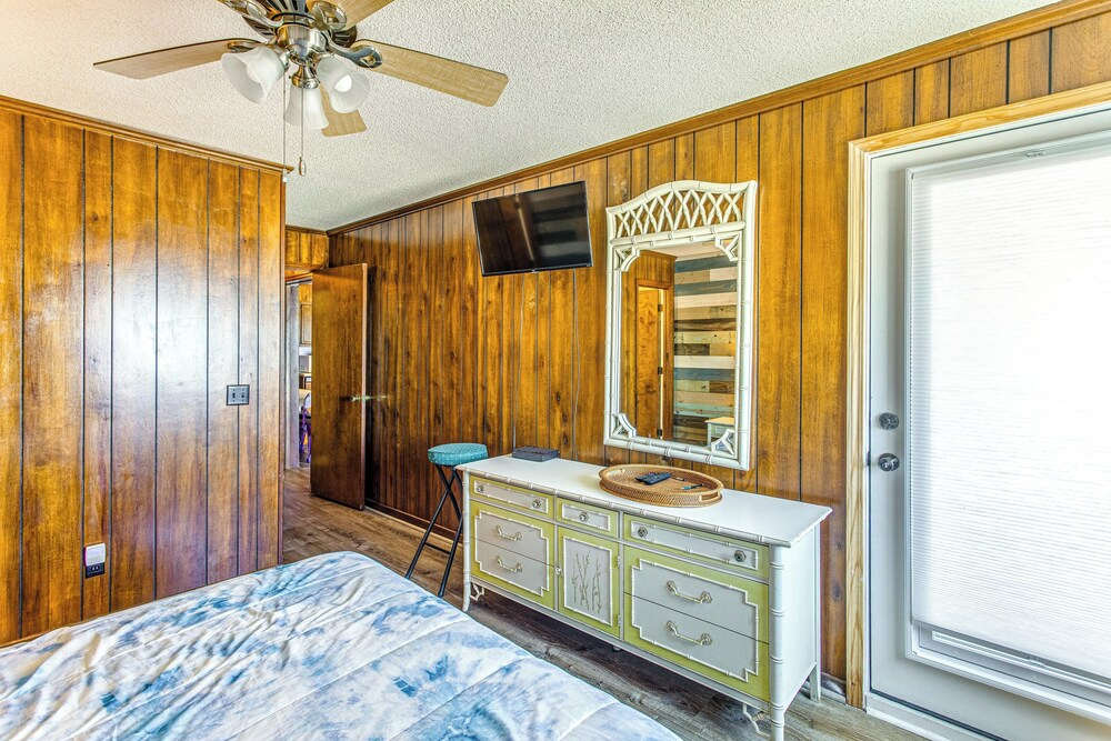 ~ 9 Mi to Boardwalk: Oceanfront Myrtle Beach Condo