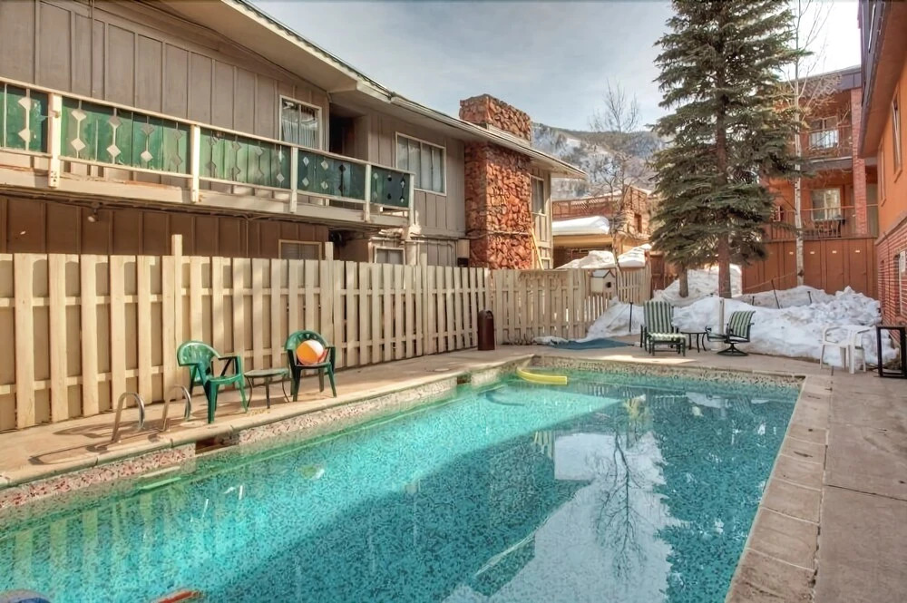 940 Waters Ave Condo Unit 101 - 2 Br condo by RedAwning