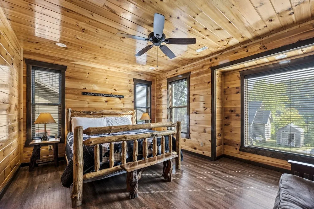 The Big Oak Lodge 16 Bedroom Home by Redawning