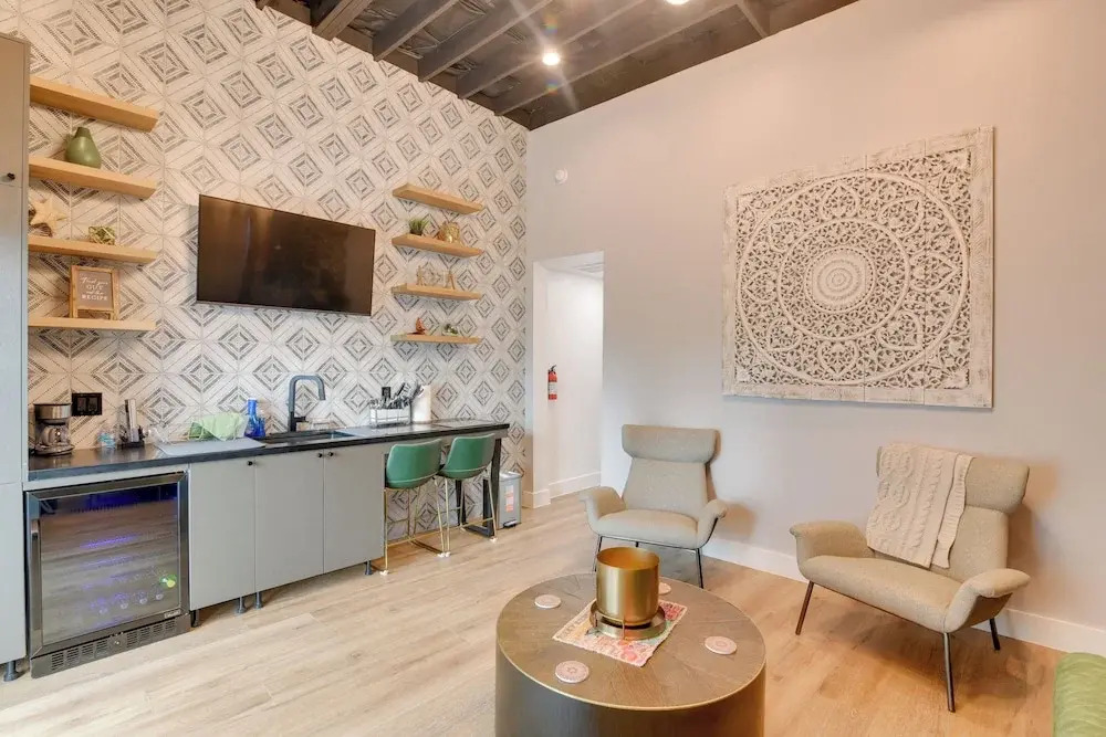Walk to Strand Historic District: Stylish Dtwn Gem