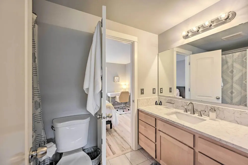 Pet-friendly Seattle Townhome < 1 Mile to Lake!
