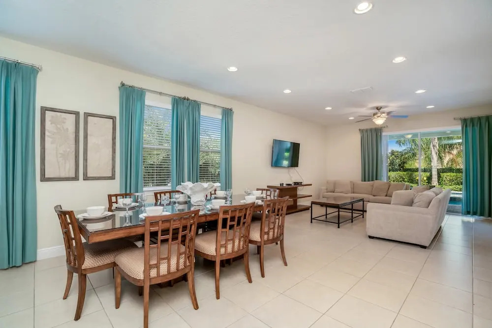 Family Friendly 8 Bed Villa with Pool & Spa