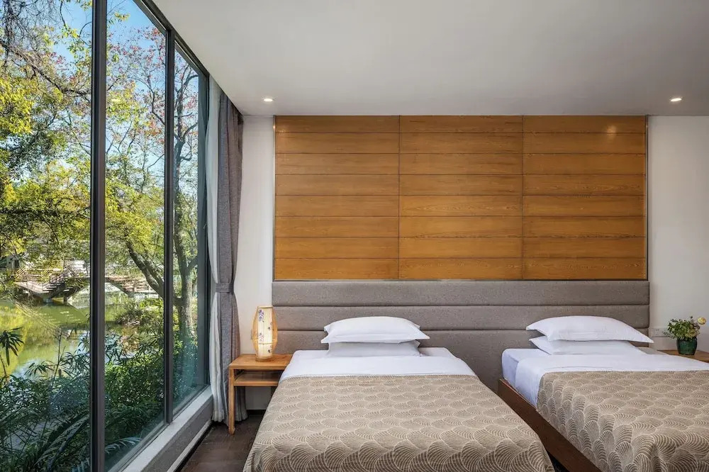 He She Courtyard Free pick-up train station stay 2 nights