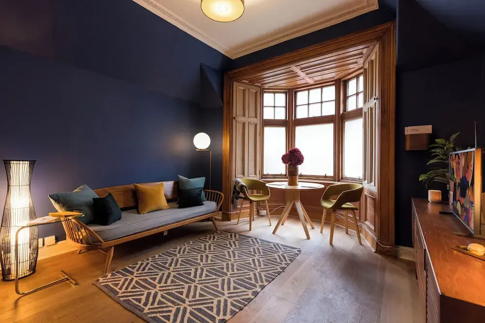 JOIVY Contemporary Cottage with Free Parking