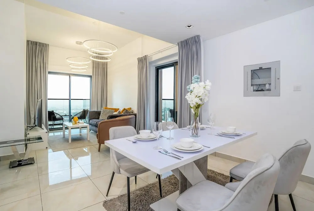 Tanin - Modern Spacious 1BR Apartment With 2 Balconies