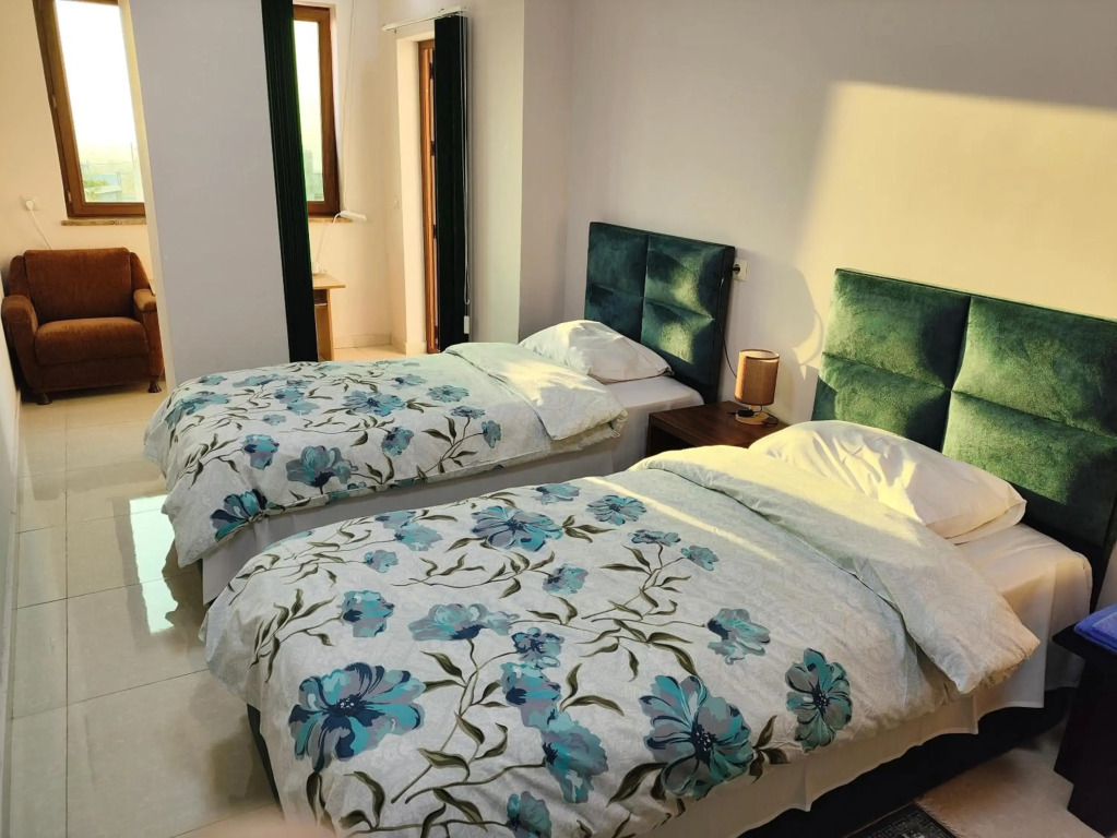 Artur's Poolside EXciting Rest house of 5 rooms