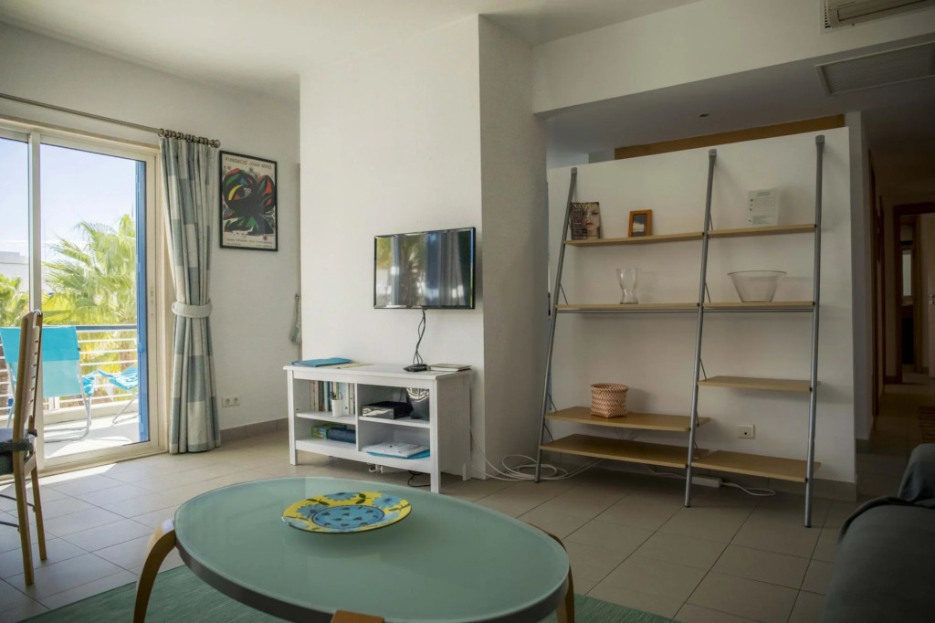 B06 - Top-Floor Marina Club 2 Bed Apartment