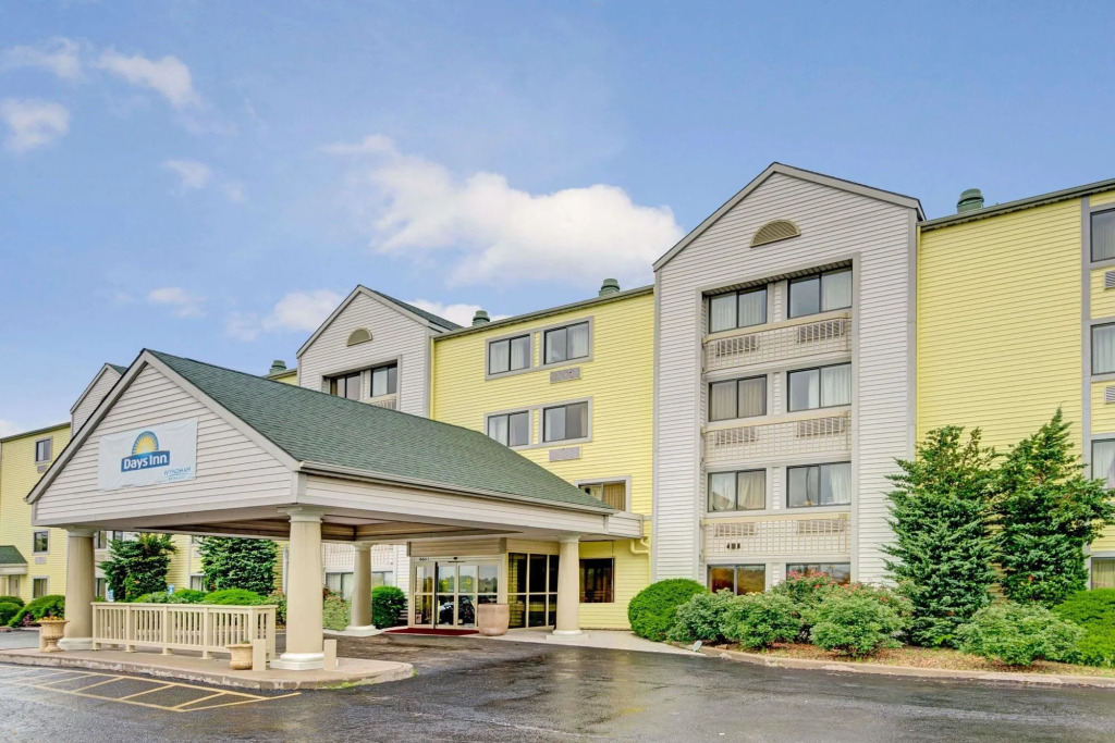 Days Inn and Suites Kansas City South