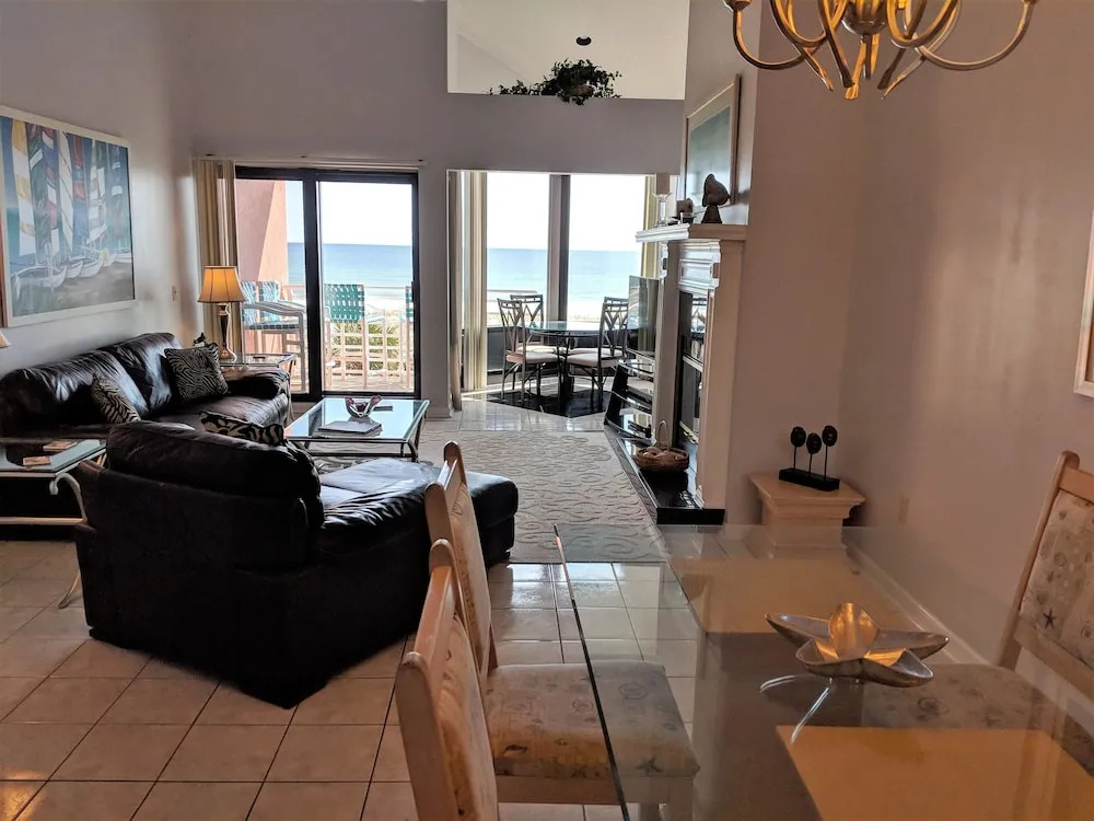 Palm Beach Club by Surfside VR