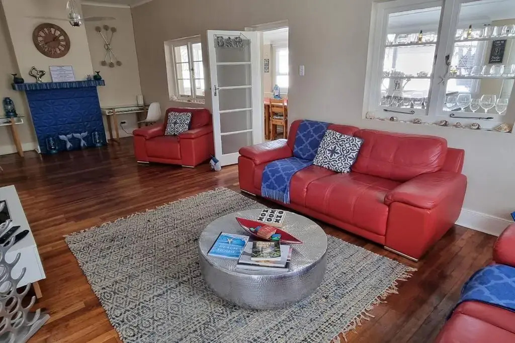 Beach House with DSTV & WIFI & basic housekeeping