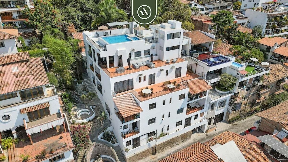 Luxury 2 BR - Downtown - Pool - Sunset in Terrace