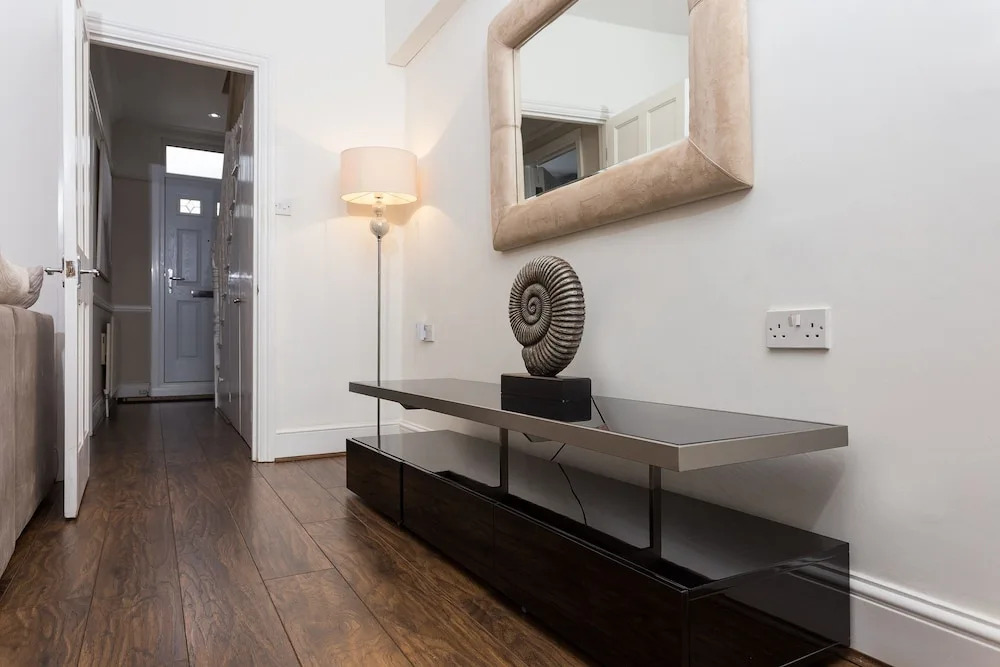 3 Bedroom House In Central Wimbledon