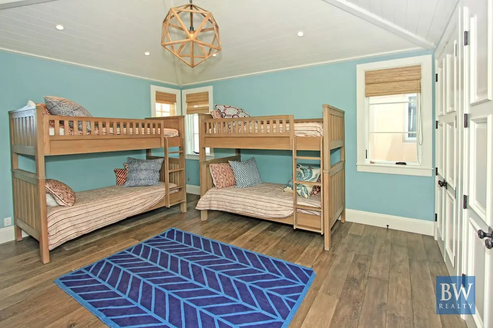 1028 W Ocean Front Lyn 5 Bedroom Home