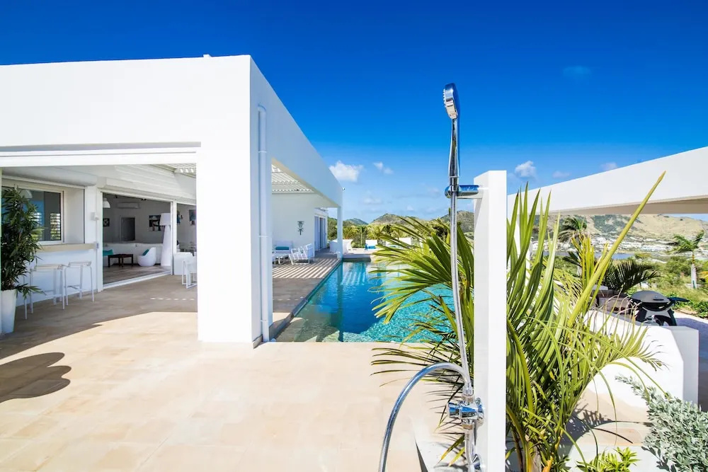 Modern Private Villa, Swimming Pool, AC, Free Wifi, Near Orient Beach, Ideal for Couples/ Families!