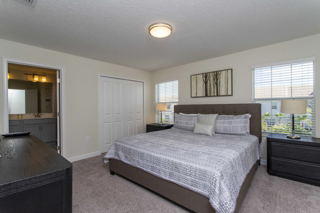 Luxurious 4 Bedroom w Screened Pool Close to Disney 1568
