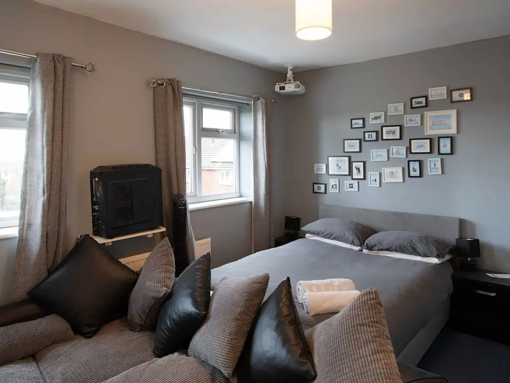 Modern Holiday Home in Bristol with Hot Tub