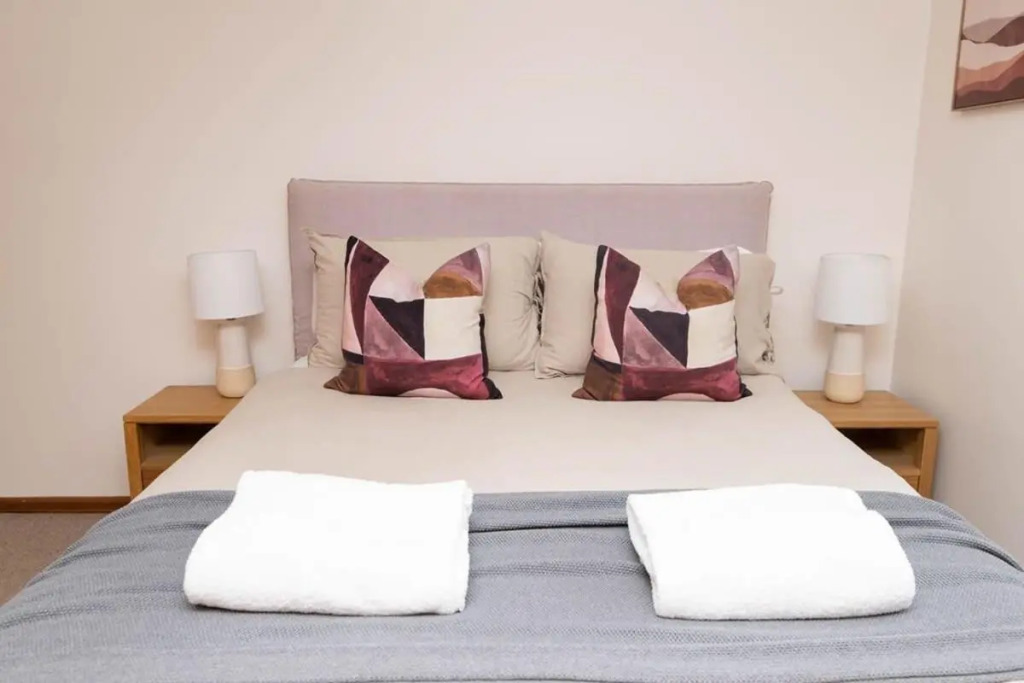 Karimi House - Spacious, EV Plug, Sleeps 10
