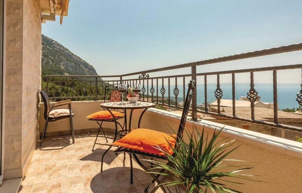 Nice Home in Makarska with WiFi, 3 Bedrooms & Hot Tub