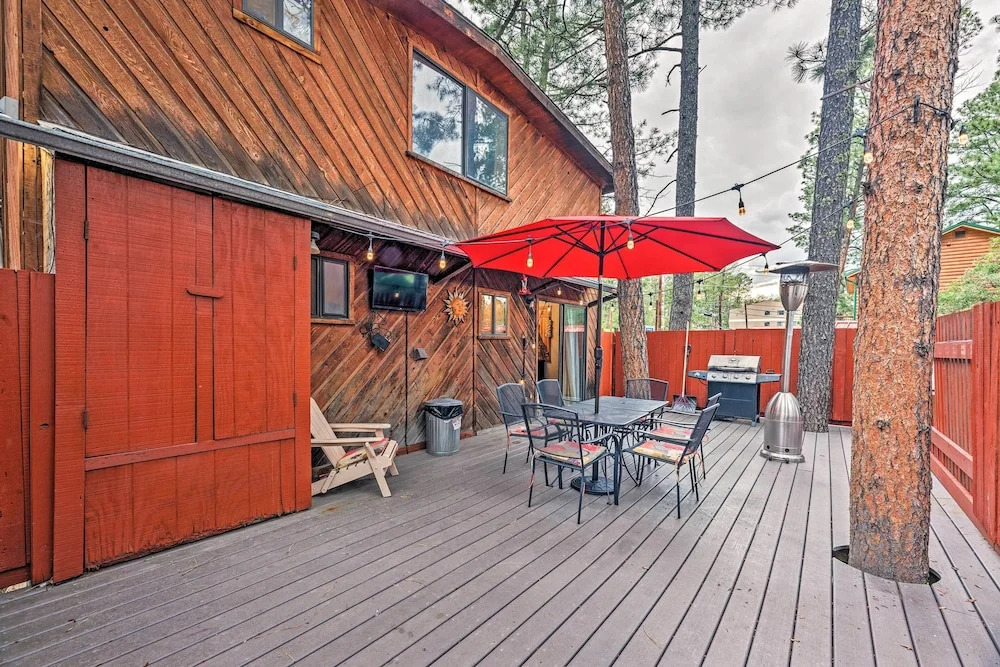 Ruidoso Cabin w/ Deck & Grill - Walk to Town!