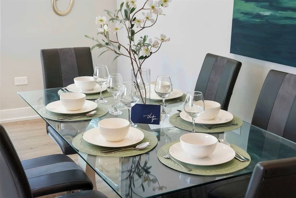 Modern 2br2ba Condo Free Parking and Balcony