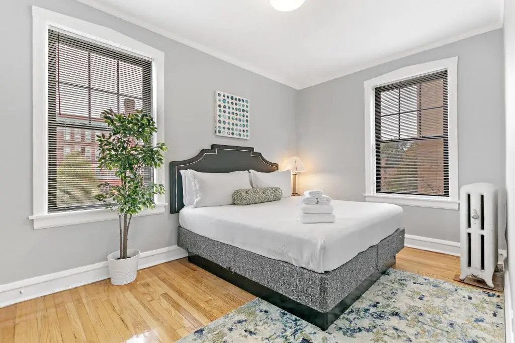 Bright Spacious Apt, Comfy King Bed, 5 Location