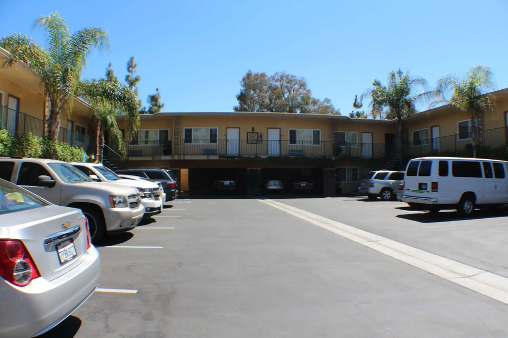 Anaheim Islander Inn and suites near Park and Convention center