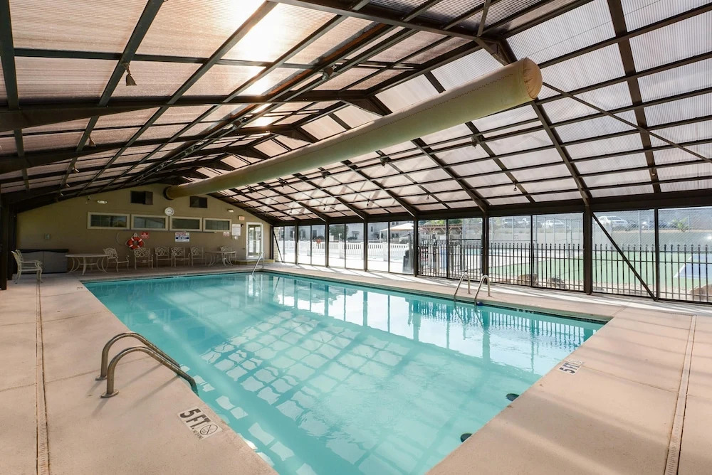 Sweet Clover - Indoor Pool - HOT TUB Area - Resort Style - Center of Branson!!