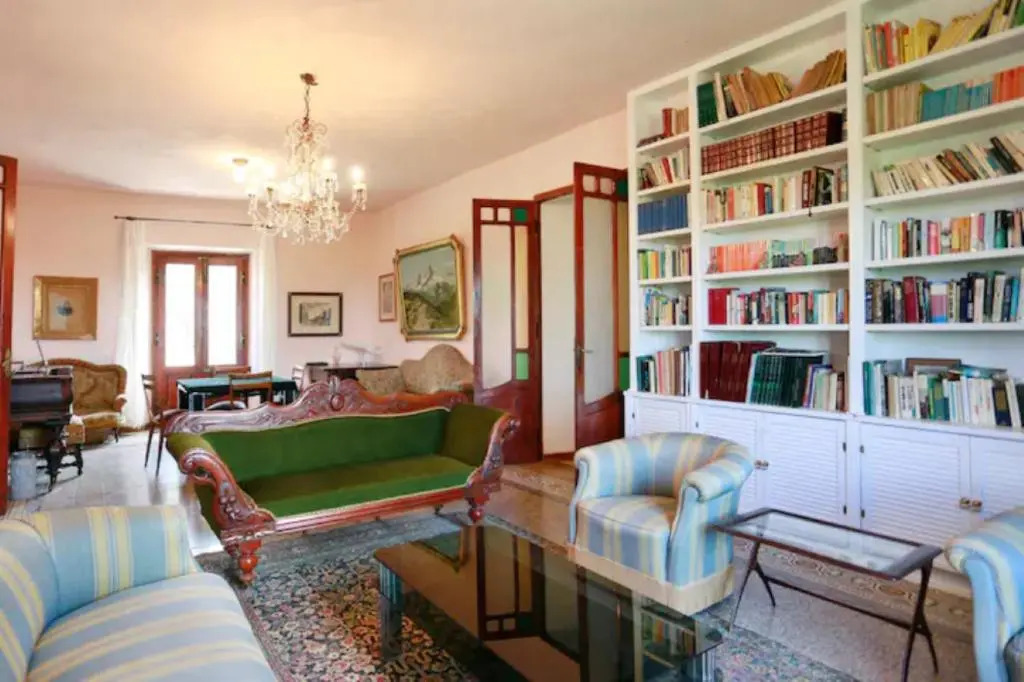 Tuscan villa with views and pool. Hosts up to 15